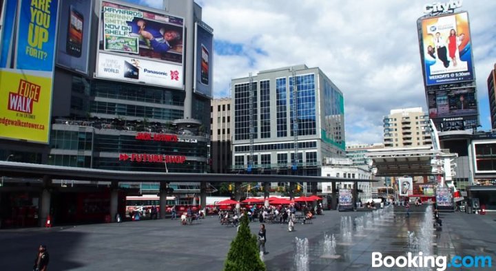 央街奢华套房(Luxury Suites at Yonge Street)