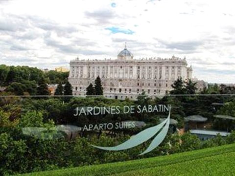 萨巴蒂尼花园公寓酒店(Apartosuites Jardines de Sabatini)