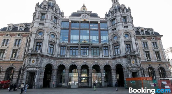 安特卫普翻新公寓酒店(Renovated Apartment in Antwerp)