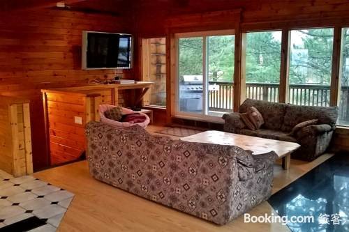 6 Bed Chalet w/ Hot Tub Unit 8C