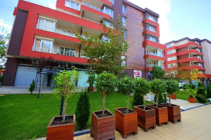 美纳达佐尼特萨公寓式酒店(Menada Zornitsa Apartments)