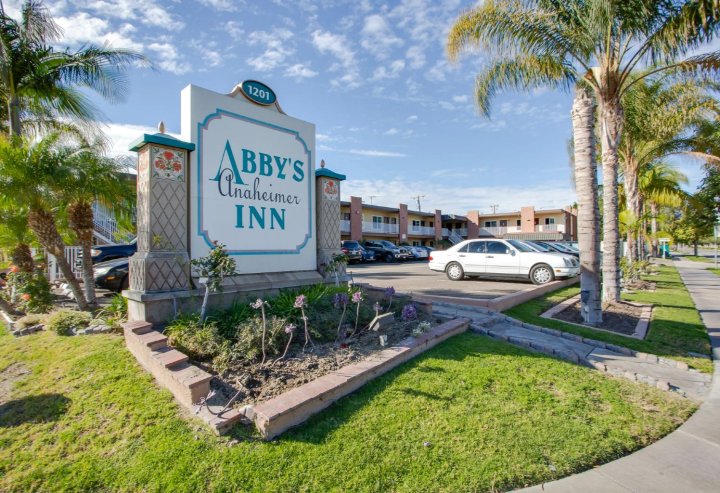 阿比斯阿纳海姆旅馆(迪士尼乐园对面)(Abby's Anaheimer Inn - Across Disneyland Park)
