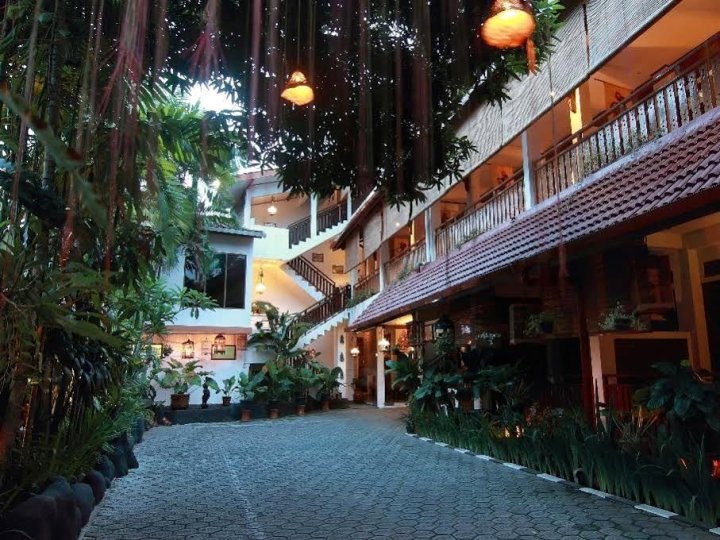 帕库马斯酒店(Paku Mas Hotel)