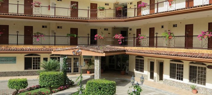 德里奥山谷酒店(Hotel Valle del Rio)