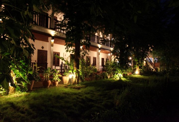 旺萨维饭店(Vangsavath Hotel)