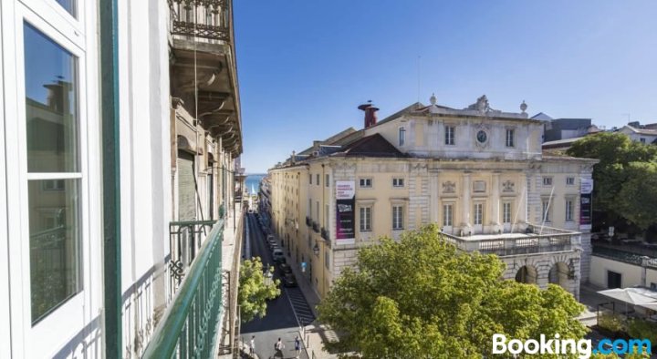 LovelyStay - Chiado Distinctive Apartment