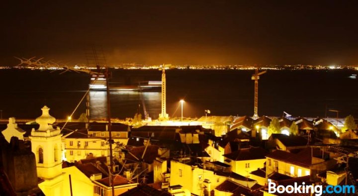 TravelingToLisbon 120 - Alfama