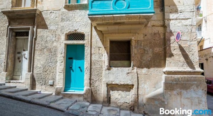 Cute Valletta Townhouse with Distant Sea View