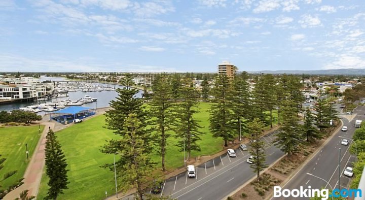 Beachside Luxury & Comfort, Ocean Views in Glenelg