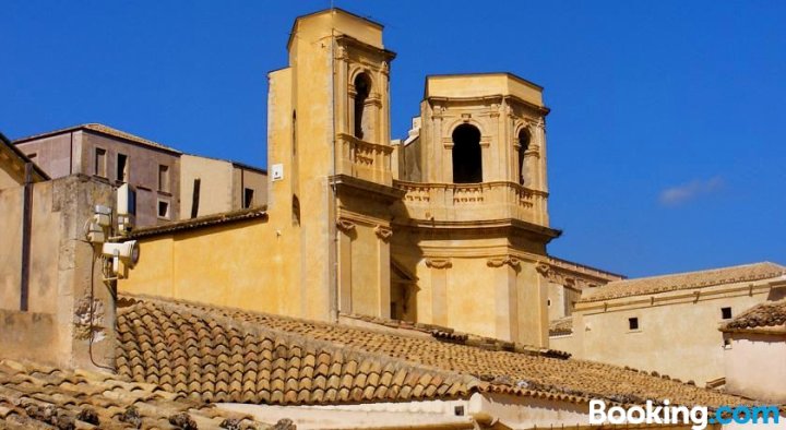 Noto Central Rooms