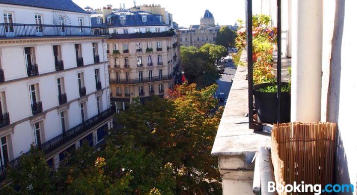 巴黎市中心带阳台明亮公寓(Appartement Lumineux Avec Balcon au Coeur de Paris)
