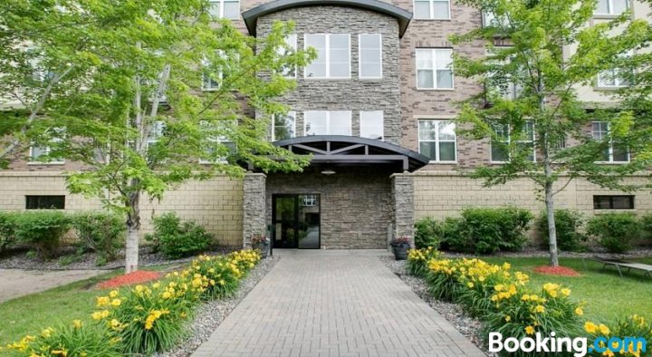 2 Bedroom Condo in Eden Prairie