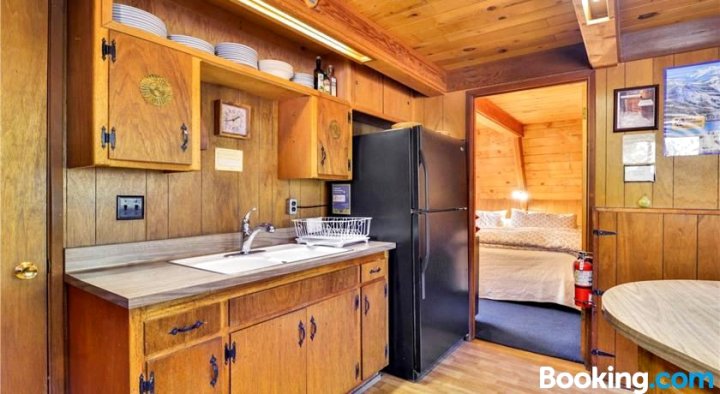 Alpine Meadows Cabin in The Woods