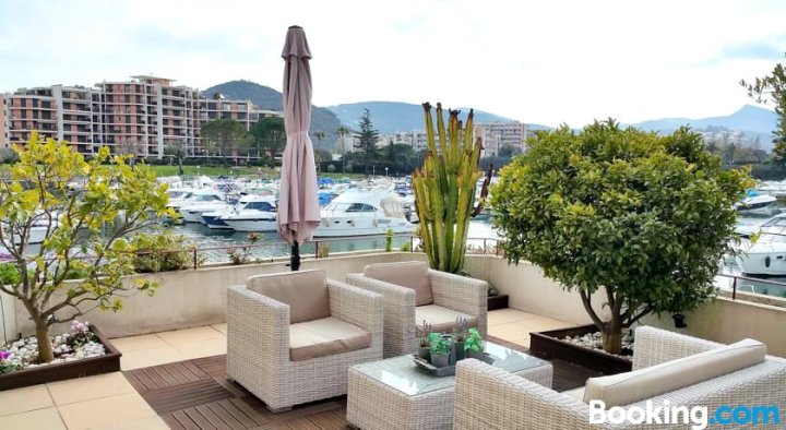 Ile de Cannes Marina IX