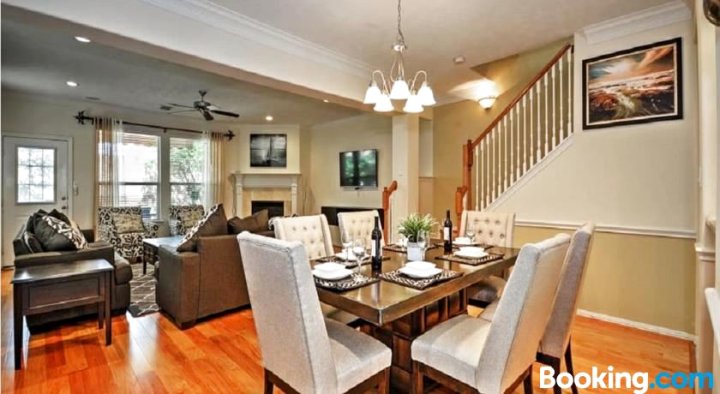 River Oaks 4Bd Home Walkable to Whole Foods & Eateries