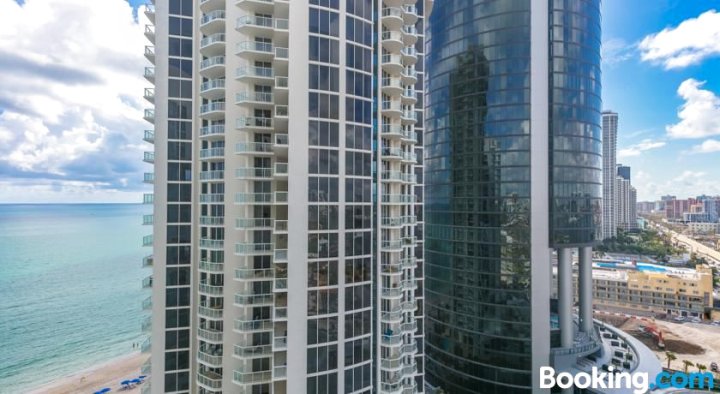 Ocean View Sunny Isles 2 Bedroom at Marenas 19th