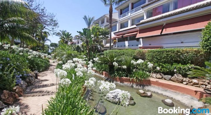 海滨公寓 1105 号马贝拉黄金英哩 4 游泳池酒店(1105 Beachfront Apartment Marbella Golden Mile 4 Pools)