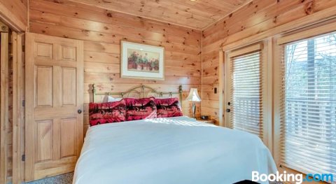 Gatlinburg Majesty- Four-Bedroom Cabin