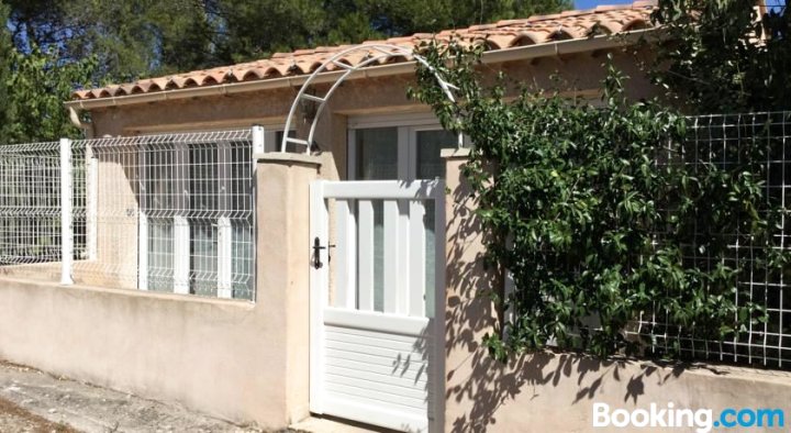 Pretty Gite with Heated Pool in Cavaillon, Beautiful View on the Luberon Mountains, 4 People.