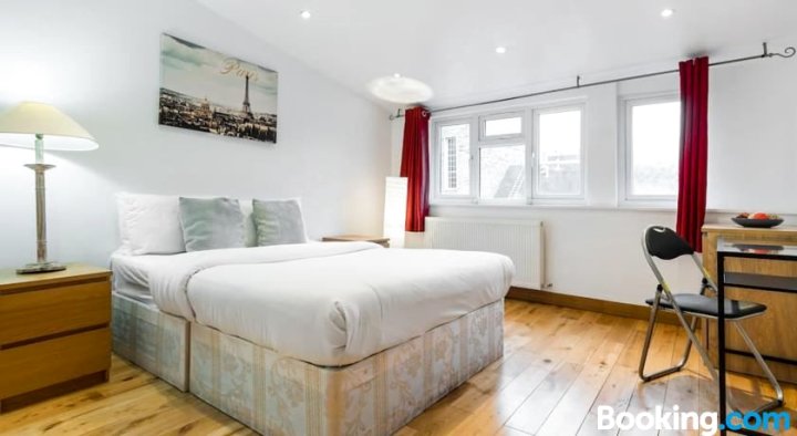 Spacious West Kensington Flat for 7 Guests