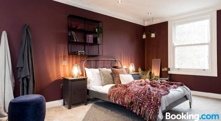 Stylish and Luxury 3 Bed/3 Bath Flat in Kensington