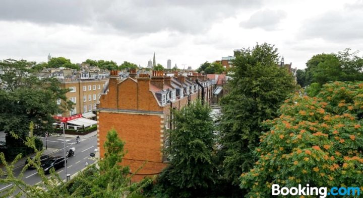 Sumptuous 2 Bed 2 Bath in Chelsea