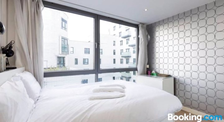 Stunning Modern 2 Bed Apt in Heart of Clapham