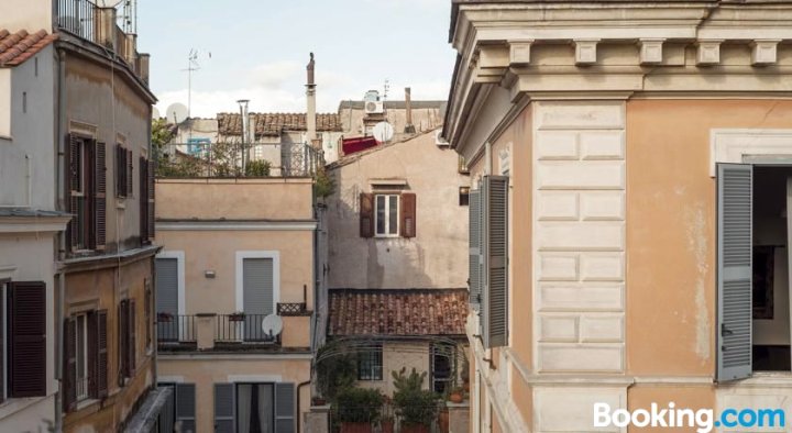 阿根廷大楼顶层房酒店(Penthouse with Terrace in the Heart of Rome)