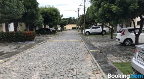 Linda Casa em Condomínio Fechado, Perto de Shopping, Praias, Centro de Eventos e Universidades