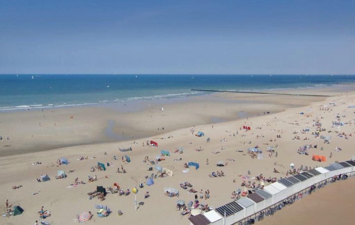 Two-Bedroom Apartment Oostende with Sea View 05