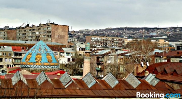 Stylish and Sunny Large Studio on Mashtots Ave