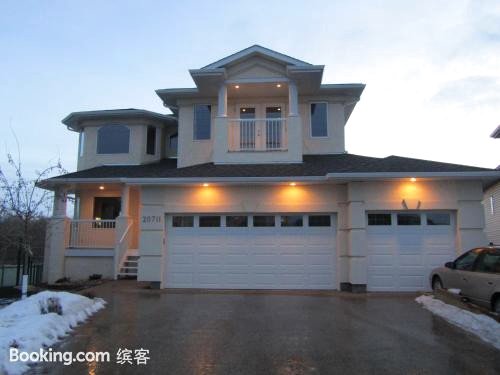 Gorgeous Golf Course Home by West Edmonton Mall