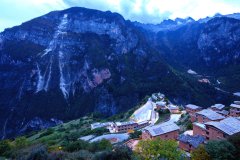 香格里拉巴拉格宗雪山悬崖神迹酒店