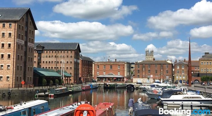 Barge Arm, the Docks