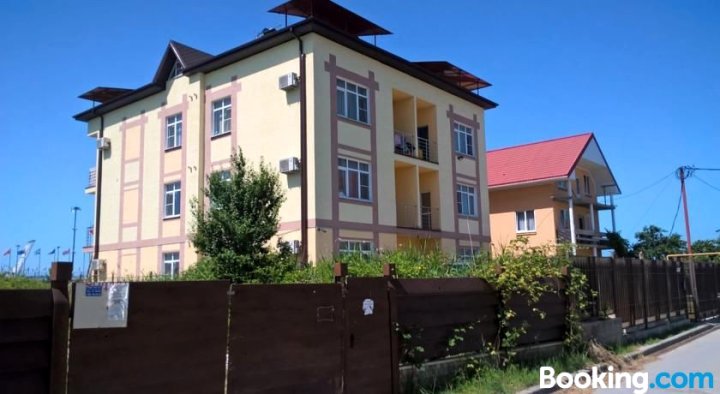 Apartment on Kamyshovoi 6
