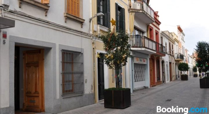 30Min to Barcelona, Groups Families, AC WiFi, Beach Stylish House