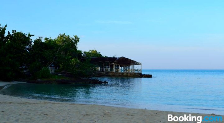 Beach, Sunset, Snorkeling, Wi-Fi, Negril Jamaica Studio Apartment Condo