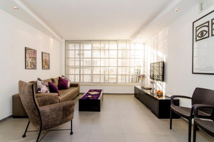 Modiin St – 2 Bedroom Apartment – Old North Tel Aviv