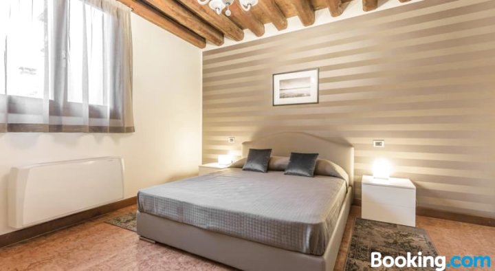 Ca' del Monastero 6 Collection Chic Apartment for 4 Guests with Lift