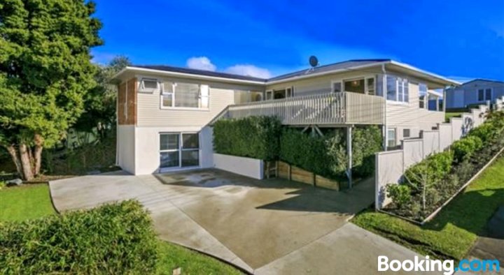 Comfy & Sunny Home in Browns Bay, Auckland