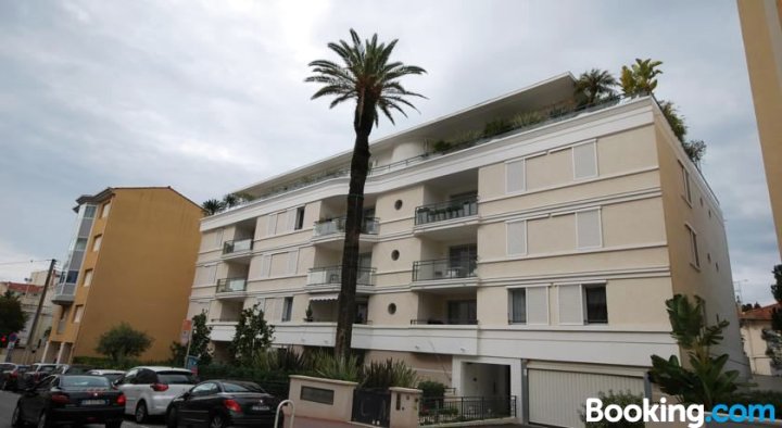 Appartement Deux Chambres Avec Terrasse - Centre Cannes