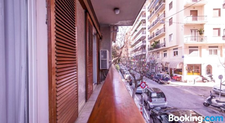 Charming Spacious 4 Bedroom Flat in Central Athens