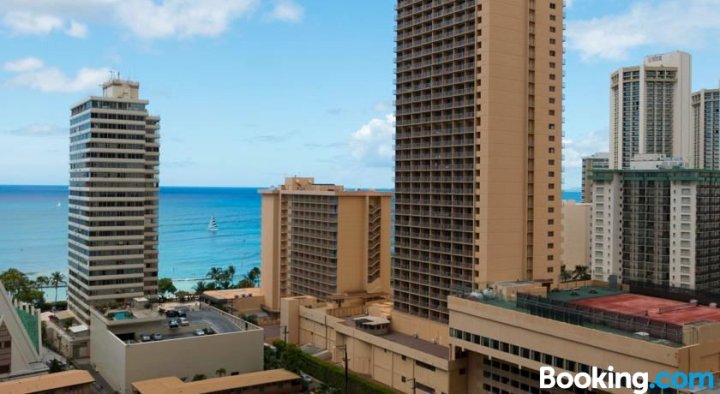 Waikiki Banyan - Ocean View Tower 1 Suite 1912