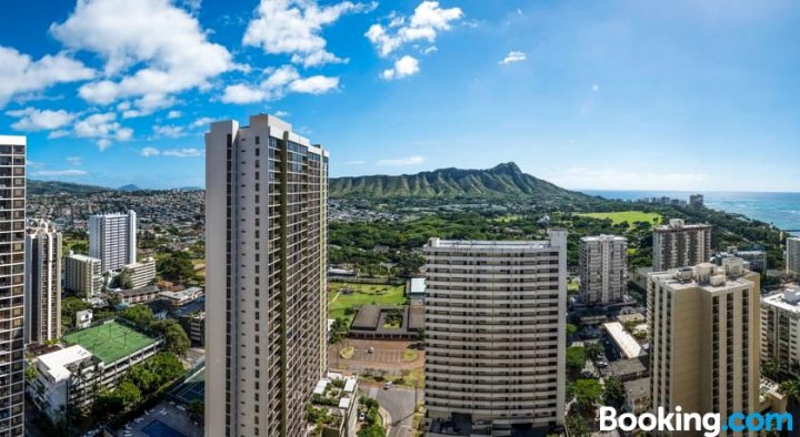 Beautiful 7th Floor with Partial Ocean Views | 1 Block to Beach | Free Parking & Wifi