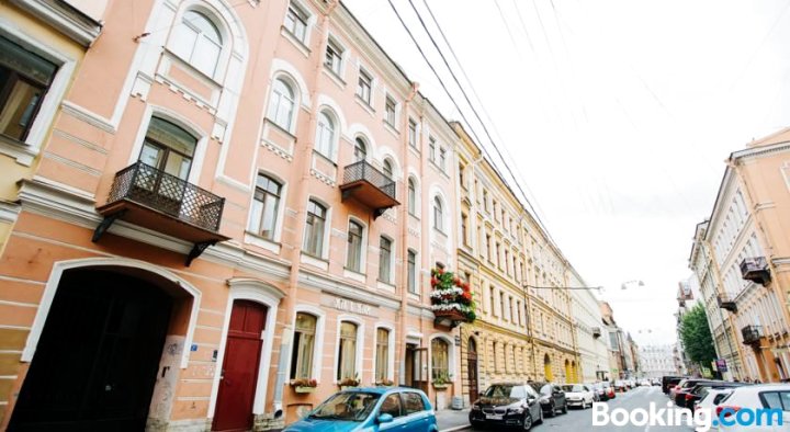 Apartment on Stremyannaya 4