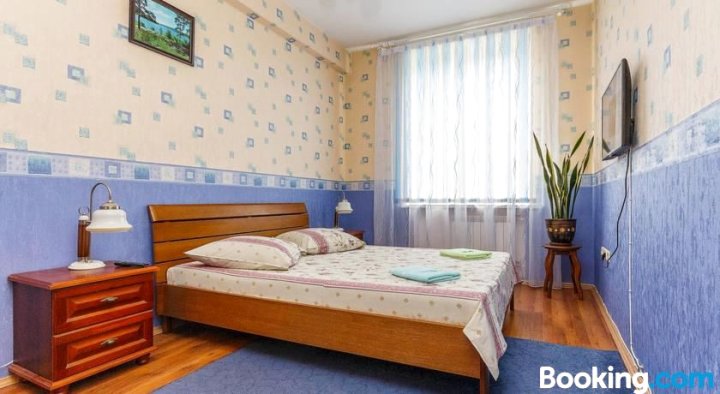 Two-Bedroom Apartment Near Ploschad Pobedy Metro Station
