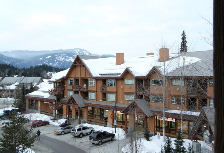 惠斯勒马克特普拉斯休闲旅馆(Marketplace Lodge by Whistler Retreats)