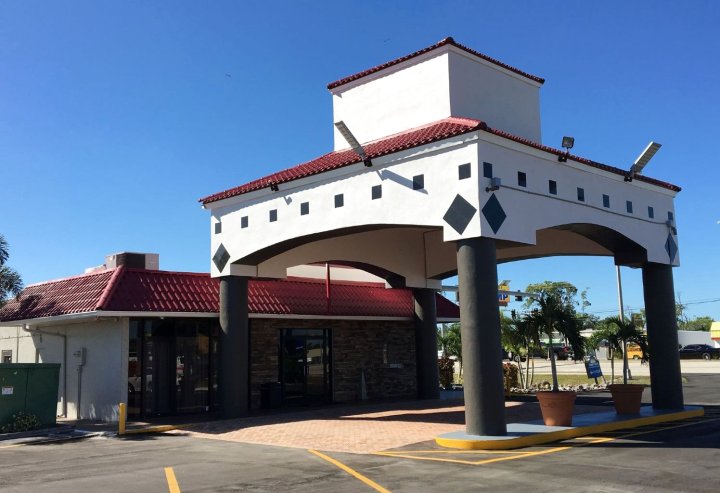 迈尔斯堡南/机场戴斯酒店(Days Inn by Wyndham Fort Myers)