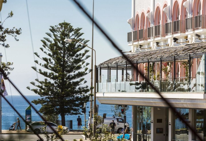 Bondi Beach Hall · Charming Beachside Art Deco Apartment