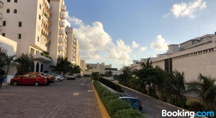 Villas Marlin Cancun Full Condo (Sleeps 4)